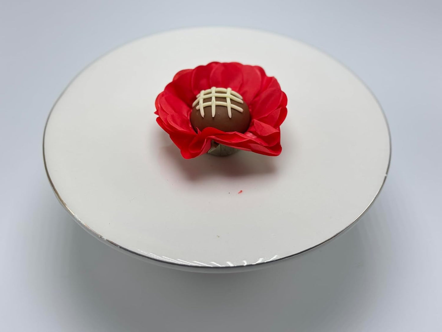 Handmade Paper Truffle Cups | Truffle Liners | Truffle Wrappers | Fominhas | Candy cups for chocolate | Forminhas de Brigadeiro | Candy liners - Pack of 20 - (Paper, Crimson Red)