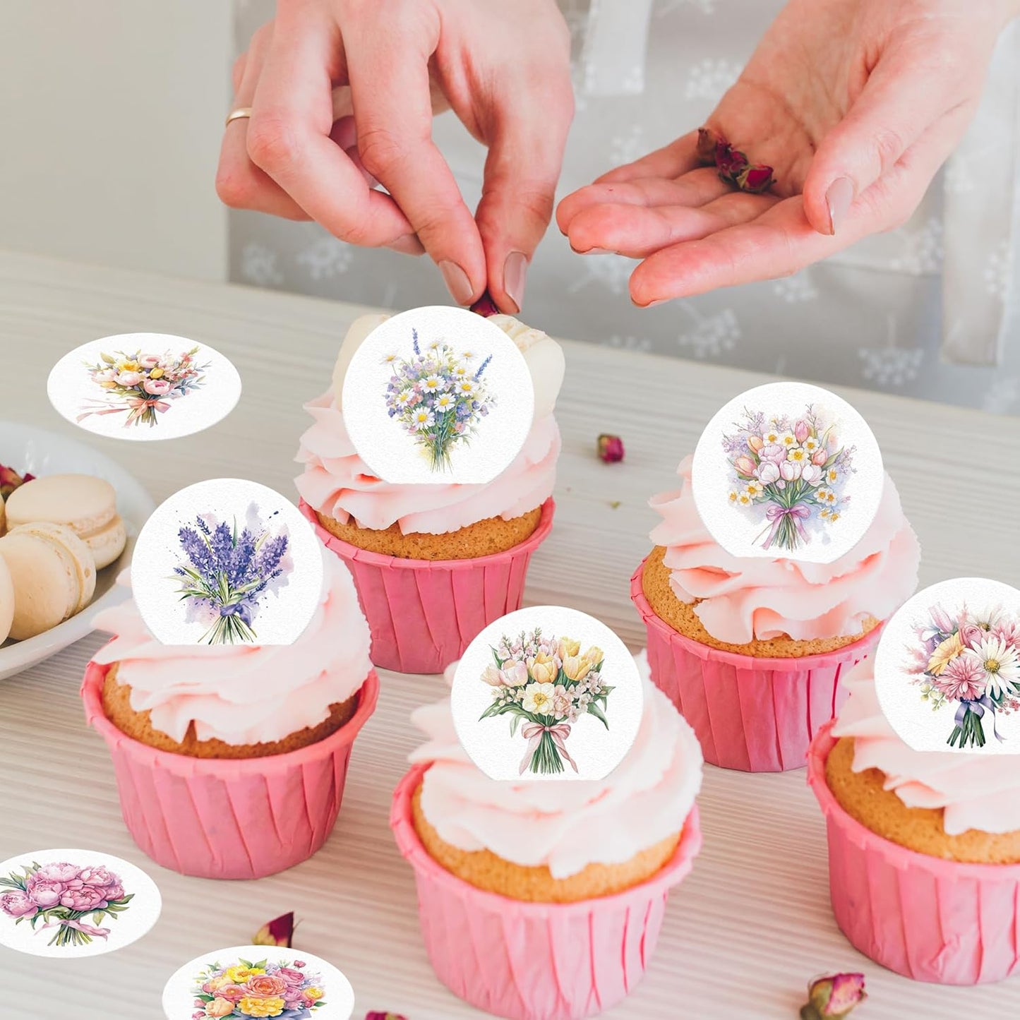 36PCS Edible Flower Bouquet Cupcake Toppers Wafer Paper Roses Daisy Lavender Flower Bouquet Decorations Flower Theme Party Birthday Baby Shower Party Supplie
