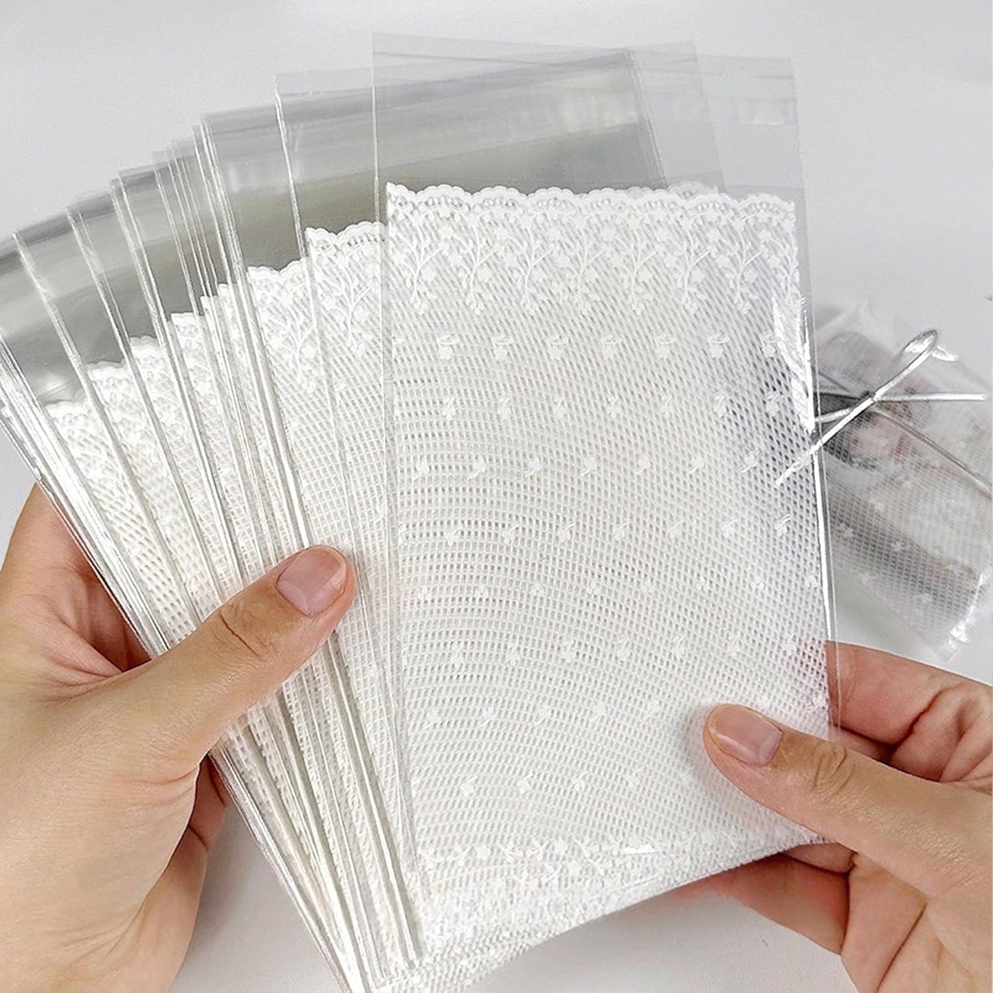 100 Pcs Lace Cellophane Bags, 5.9x3.9in White Self Sealing Cello Bag Clear Cookie Resealable Adhesive OPP Cellophane Treat Plastic Gift Bags For Candy Jewelry Bracelet Gifts Decorative Favor