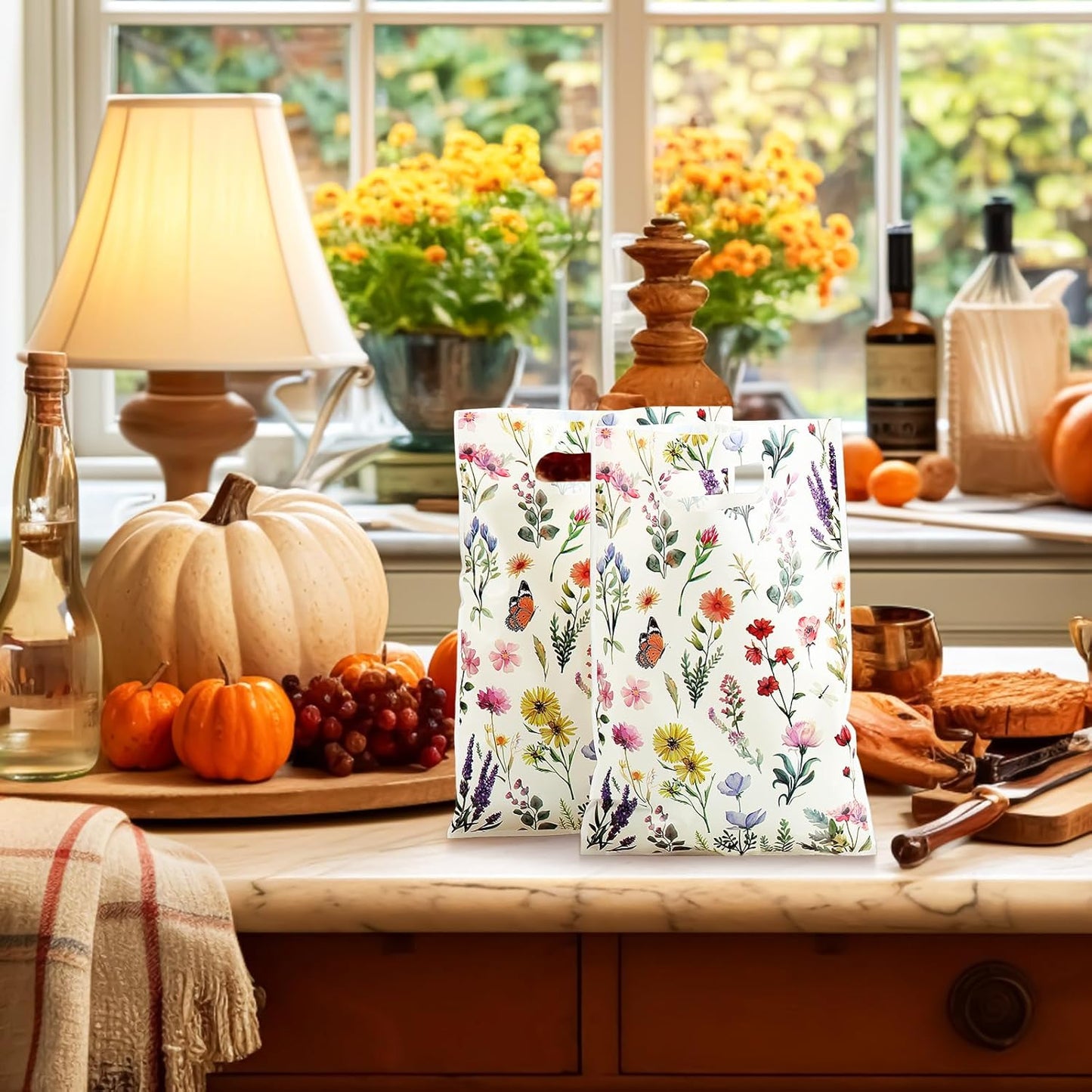 100 Pcs Wildfloral Gift Bags Vintage Wildflower Party Favor Bag with Handle Wildfloral Plastic Goodie Candy Treat Gift Wrapping for Summer Baby Shower Birthday Wedding Party Supplies (White)