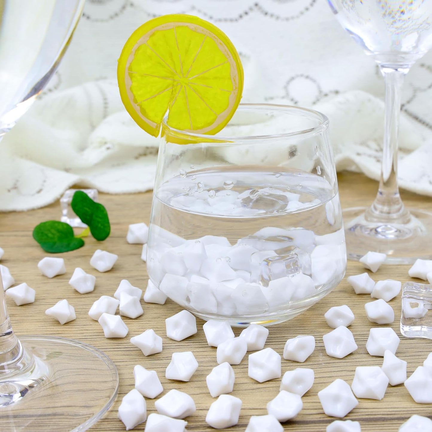 YATOJUZI 500pcs Fake Ice Cubes White Acrylic Crushed Rocks Vase Fillers Plastic Diamonds Gems for DIY Party Wedding Centerpiece Table Scatter Prop Display 0.5" (Only White)